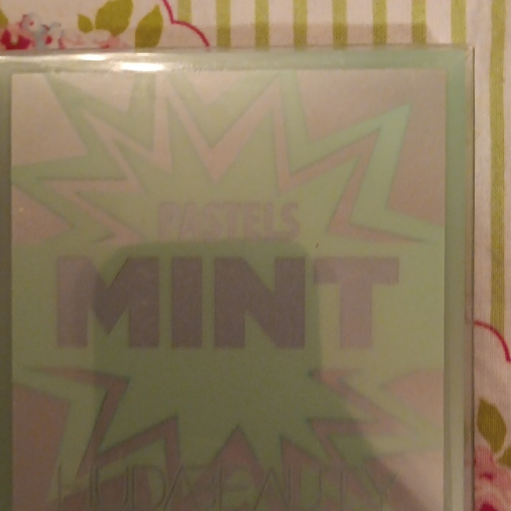 HUDA BEAUTY Pastels Mint Palette
